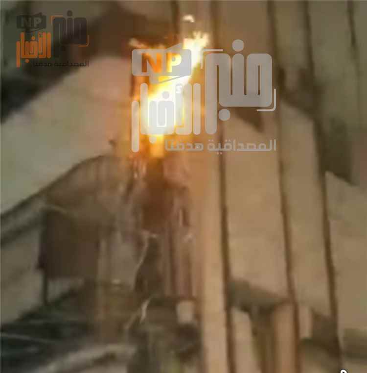 عاجل:حريق يلتهم عمود كهرباء في الشيخ عثمان بسبب التوصيلات العشوائية