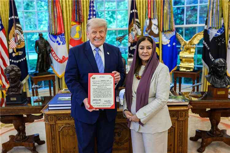 في مراسم رسمية بالبيت الأبيض.. ترامب يتسلّم أوراق اعتماد السفيرة اليمنية جميلة علي رجاء