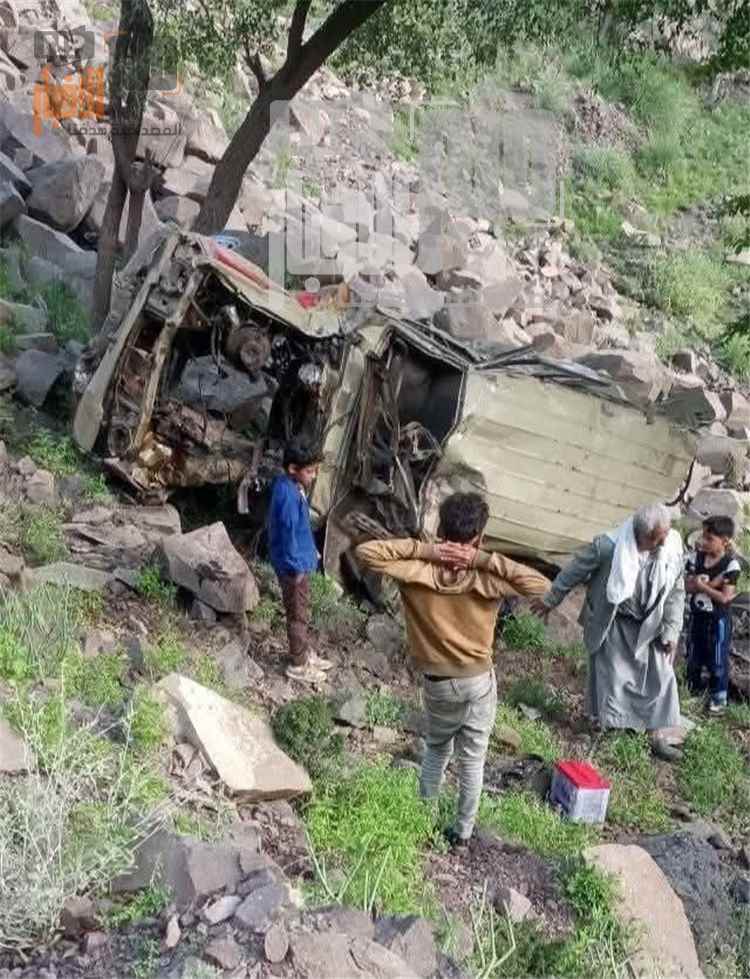 عاجل:كارثة مروعة في تعز .. انقلاب سيارة من قمة الجبل إلى الوادي يُصيب أكثر من 7 أشخاص