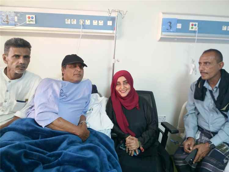 وفد رسمي من مكتب الثقافة بعدن يزور الفنان أوسام عبد الرحمن في مستشفى الأمير محمد بن سلمان