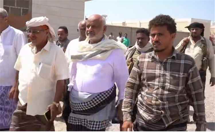 محافظ الحديدة يتفقد أوضاع النازحين في رأس العارة بلحج ويشيد بدور السلطة المحلية والأهالي.