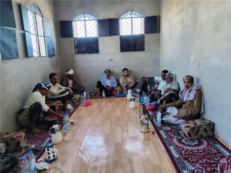 مدير عام ميفعة ومرافقوه يقدمون واجب العزاء للإعلامي بن سويد في وفاة والدته