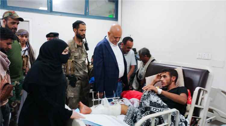 محافظ تعز يتفقد جرحى القوات المسلحة ويوجه بتقديم الرعاية الصحية الكاملة لهم