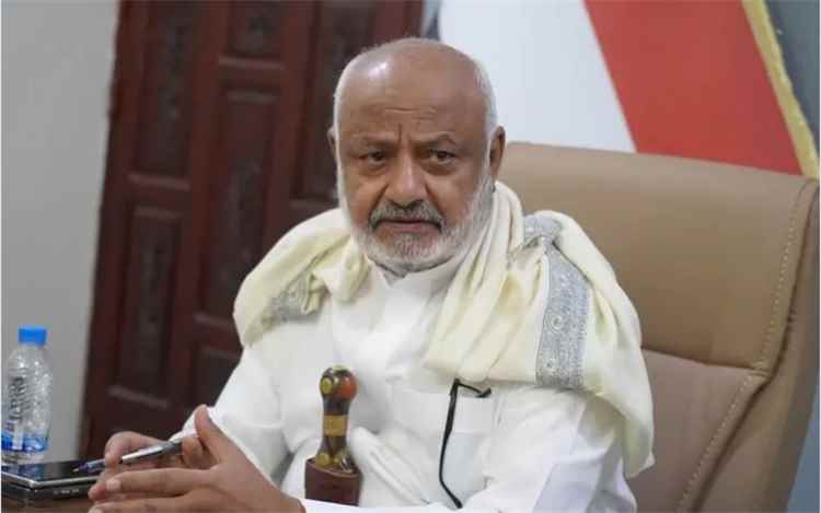 محافظ الحديدة يطلع على جهود إغاثة النازحين وأولويات الاستجابة العاجلة.