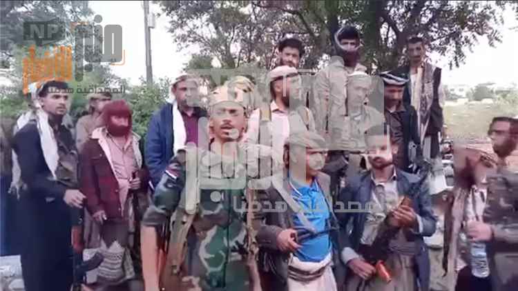 عاجل: شاهد صورة..لعناصر حوثية عقب انشقاقها تسلّم نفسها للقوات الشرعية في تعز