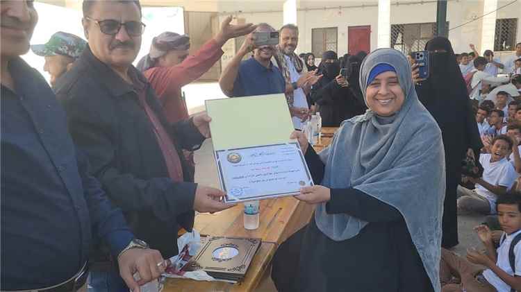 مدير عام البريقة يكرم أوائل الطلاب والمعلمين بمدرسة أبو حربة للتعليم الأساسي.