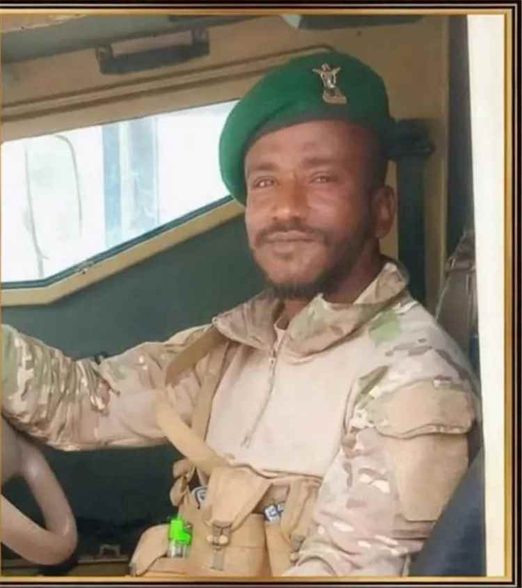 القائد محمد علي ابو خطاب يعزي باستشهاد البطل علي أحمد قاسم الحوشبي في جبهة باب المندب