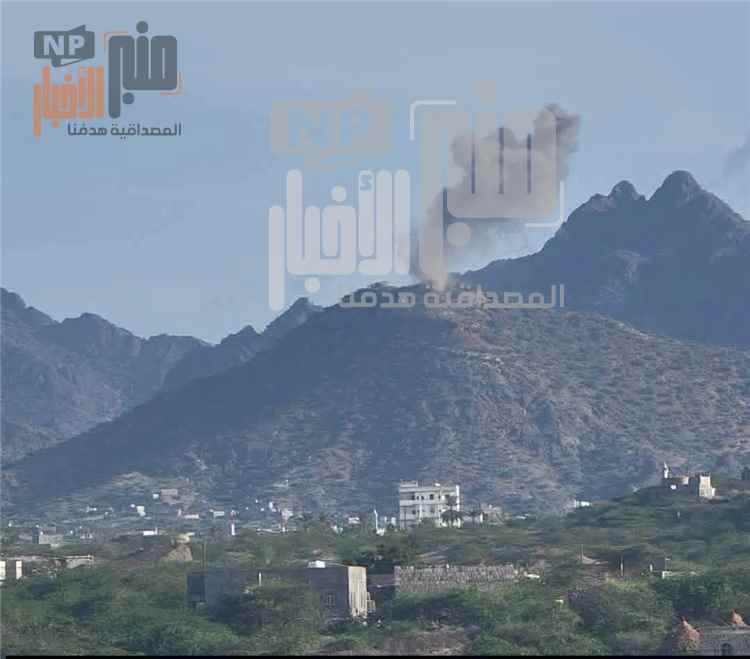 عاجل:شاهد صورة.. الطيران الحربي يستهدف مواقع للح~وثيين في جبل الصيبرة بالوازعية