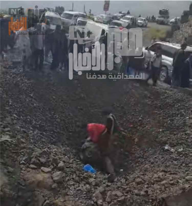 عاجل:شاهد صورة مرعبة..لآثار قصف جوي استهدف تعزيزات ح~وثية في إب