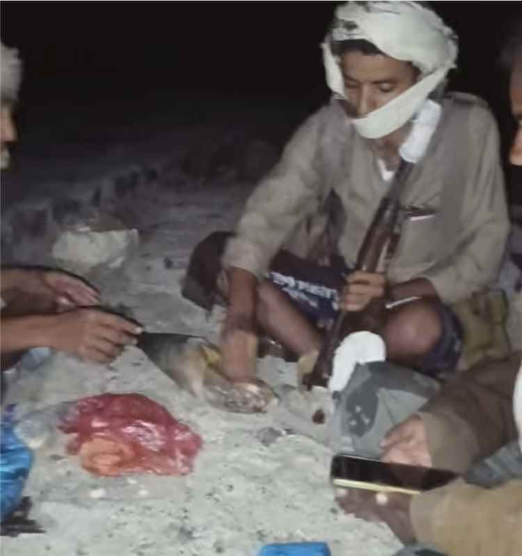 لايصدق..شاهد بماذا يتناول طعامهم مقاتلي الصبيحة(صورة)