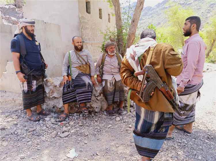 قائد لواء الشرطة العسكرية في قوات درع الوطن الشيخ ماجد المضربي يزور أبطال جبهة الأغبرة