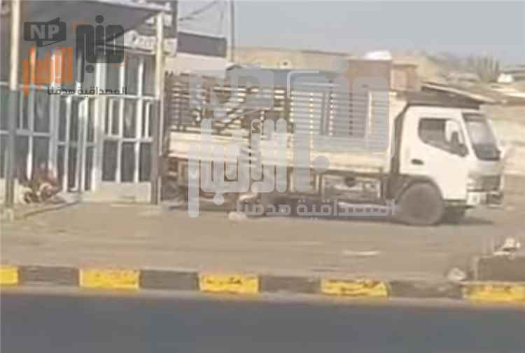 شاهد صورة.. لحظة قيام مسلحي الح~وثي بنهب محتويات مقر شركة النفط اليمنية في الخوخة