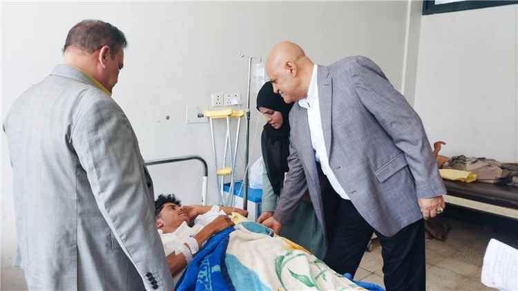 محافظ تعز يتفقد جرحى القوات المسلحة في مستشفيات المحافظة