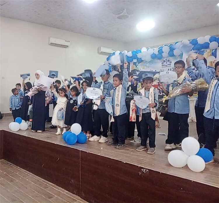 تكريم يضىء مسيرة التفوق لمدرسة رؤية المستقبل.