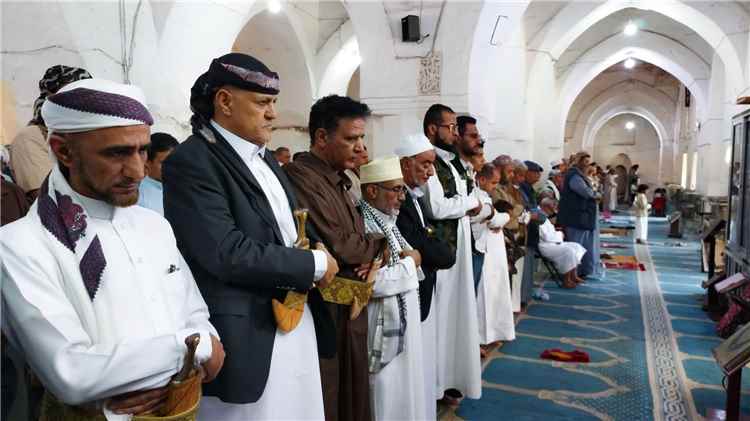محافظ تعز يؤدي صلاة الجمعة في مسجد المظفر بمدينة تعز