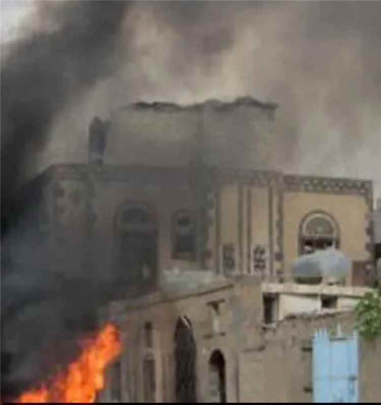 عاجل:شاهد صورة كيف تحولت المنازل جراء انفجارات متواصلة وتصاعد كثيف للدخان من أنفاق جبل صرع بنهم عقب غارة جوية