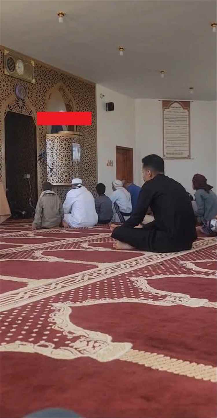 عاجل:شاهد صورة..عزوف واسع عن صلاة الجمعة في مساجد الحجرية بتعز عقب فرض خطباء ح~وثيين