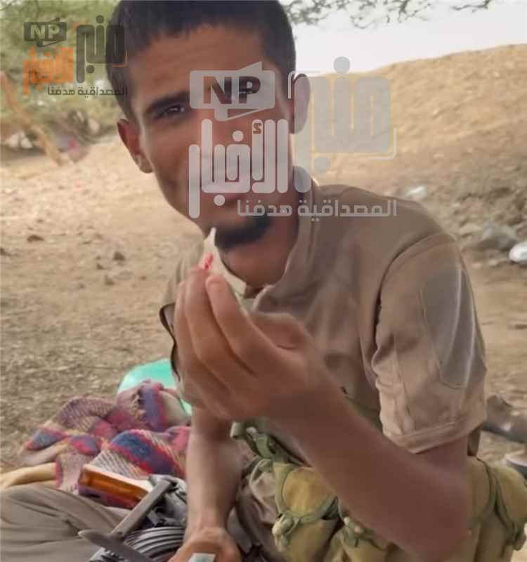 جندي جنوبي يكشف عن أشياء عُثر عليها مع أسرى ح~وثيين في جبهة باب المندب(صورة)