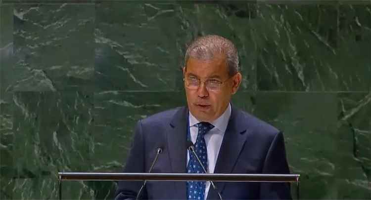 الحكومة اليمنية تؤكد أن استهداف مطار مدني يخدم السكان يمثل تصعيداً خطيراً وانتهاكاً صارخاً للقانون الدولي الإنساني.