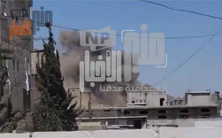 عاجل:شاهد صورة أولية.. كيف تحول أحد المعسكرات إلى ركام ودخان أسود إثر غارتان جويتان