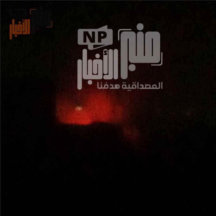 عاجل:غارات جوية على مواقع الح~وثيين تسبب بألسنة اللهب تضيء سماء المدينة(صورة)