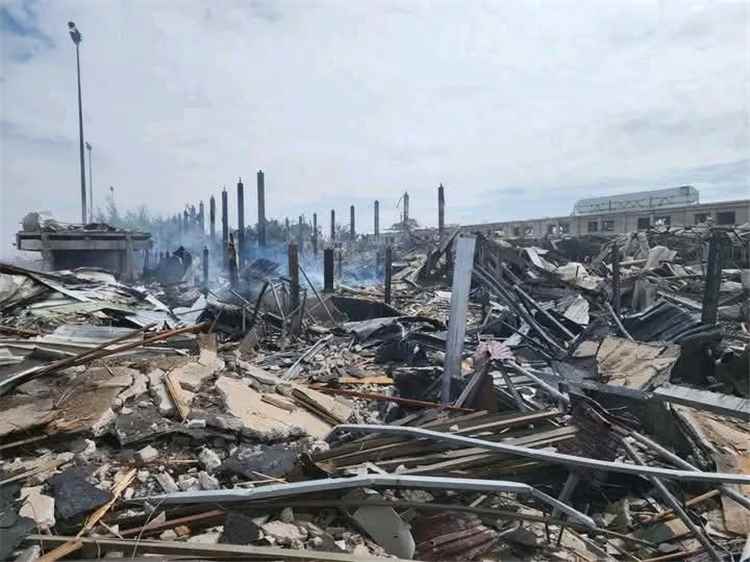 عاجل:شاهد حجم الدمار في مطار صنعاء الدولي عقب غارات جوية استهدفته قبل قليل