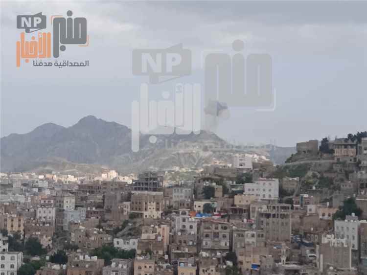 عاجل:شاهد صور.. غارات جوية تستهدف مواقع الح~وثيين شرق تعز وغربها وتدمّر آليات عسكرية