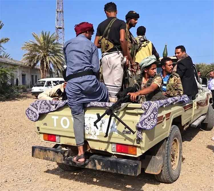 اشتباكات مسلحة بين فصيلين حو..ثيين في بيت الفقيه جنوب الحديدة..