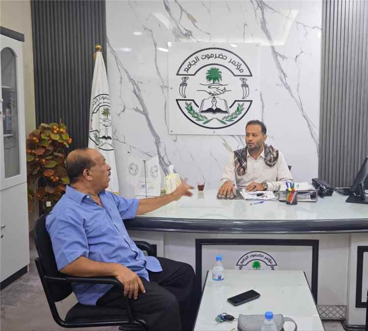 الأمين العام لمؤتمر حضرموت الجامع يناقش تطوير أداء العمل السياسي.