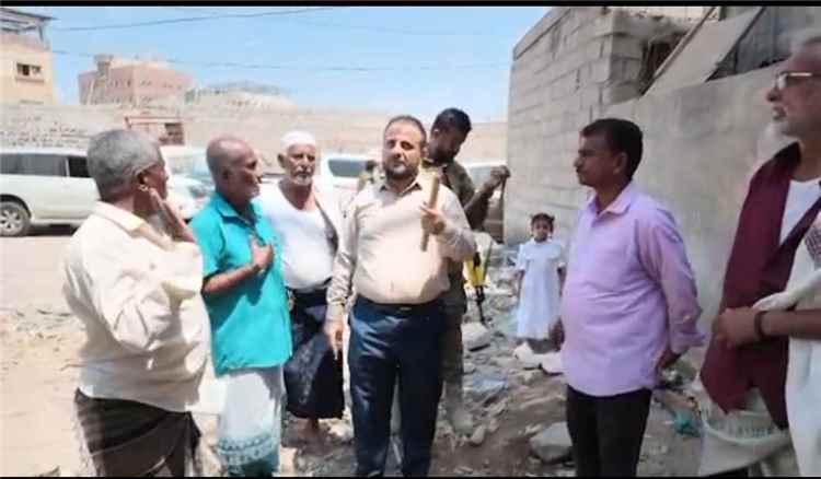 اليزيدي يشرف ميدانيا على أعمال إعادة تأهيل الممرات الخلفية بحارة أول نظرة في القاهرة بالمنصورة