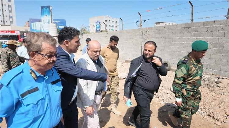 برعاية محافظ العاصمة عدن.. الوكيل الجعملاني ومدير عام المنصورة اليزيدي ينفذان نزولا ميدانيا لإعادة تنظيم محطات سيارات الأجرة ووقوف القاطرات