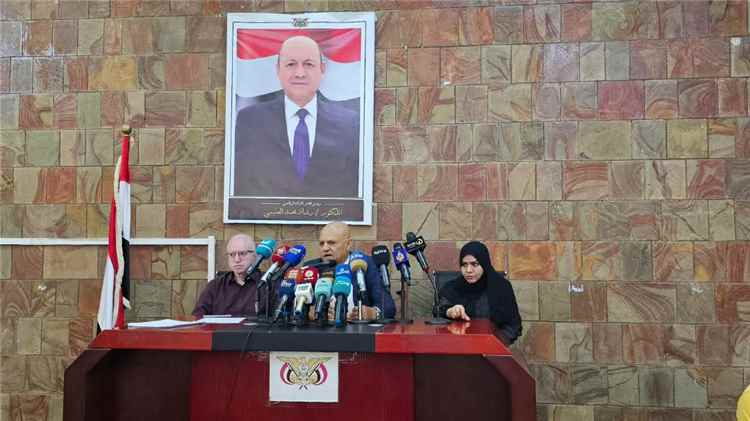 محافظ تعز يشيد بتضحيات القوات المسلحة ويوجه بتعزيز الأداء المؤسسي وتحسين الخدمات