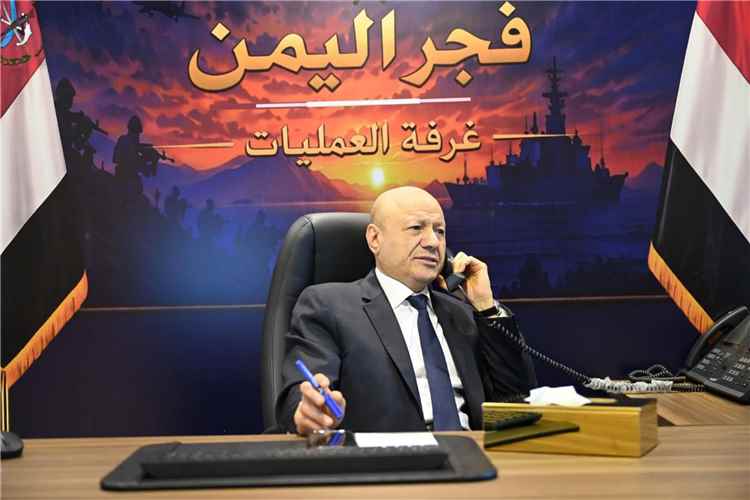 عاجل:رئيس مجلس القيادة يطمئن على عضوي المجلس المحرمي والصبيحي ورئيس الوزراء إثر الهجوم الإرهابي على قصر معاشيق ويتابع مستجدات 