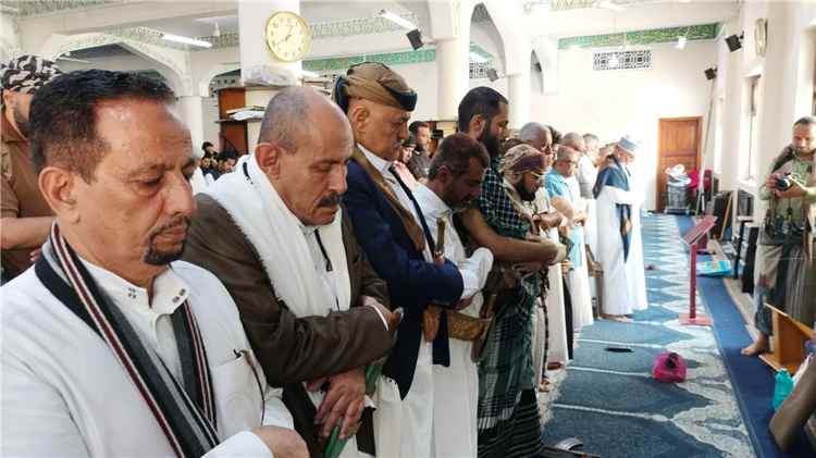 محافظ تعز يؤدي صلاة الجمعة بمسجد العيسائي