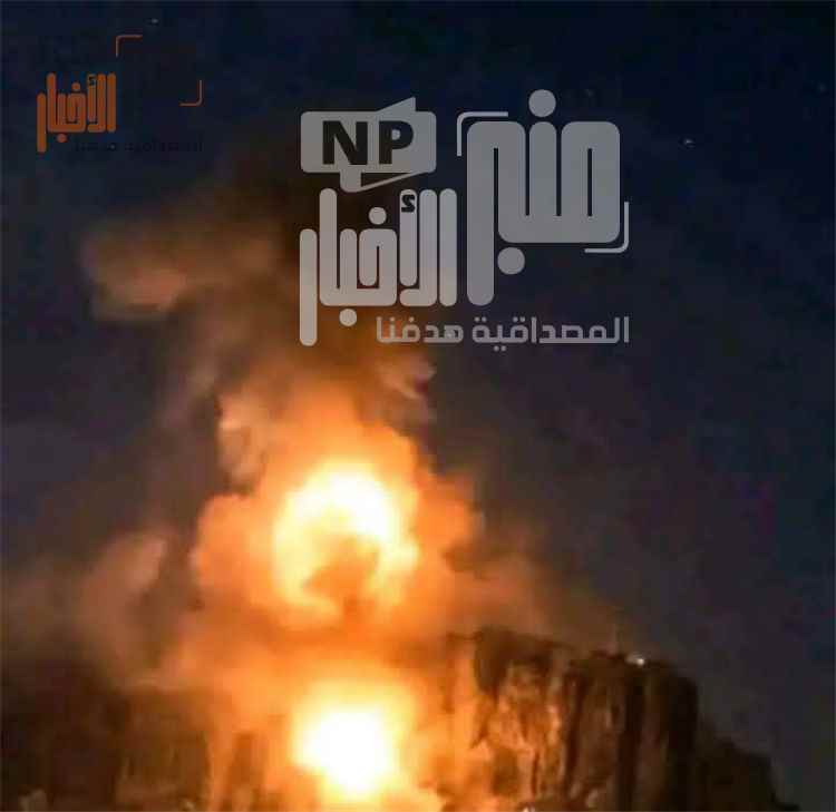 عاجل:شاهد صور.. تصاعد ألسنة اللهب عقب غارات جوية في الضالع