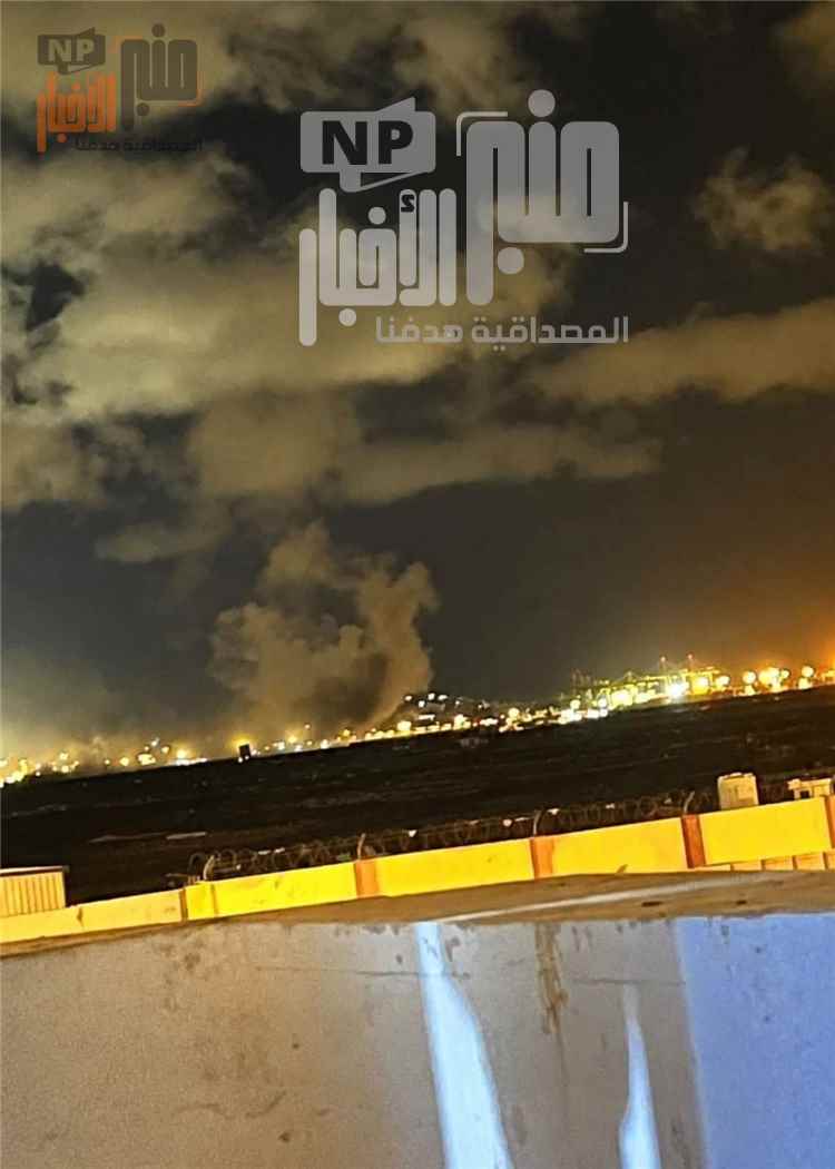 عاجل:شاهد صورة لحظة تصاعد الدخان من محيط مطار عدن الدولي عقب استهدافه بصواريخ باليستية