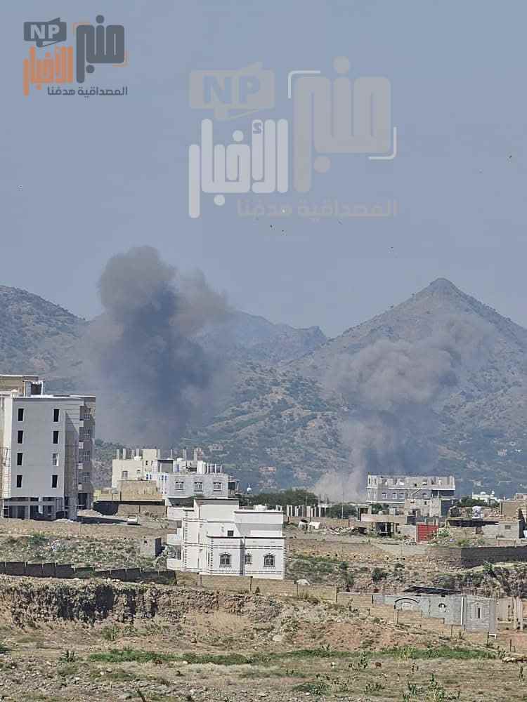 عاجل:شاهد كيف تحول المكان..موقع منبر الأخبار ينشر أول صورة للحظة قصف جوي في محيط جبل هان غربي تعز