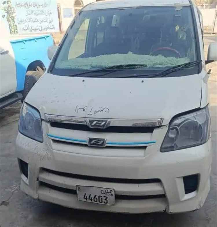 شرطة العاصمة عدن تضبط باصا تسبب في حادث دهس أودى بحياة أم وابنتها في محافظة لحج..