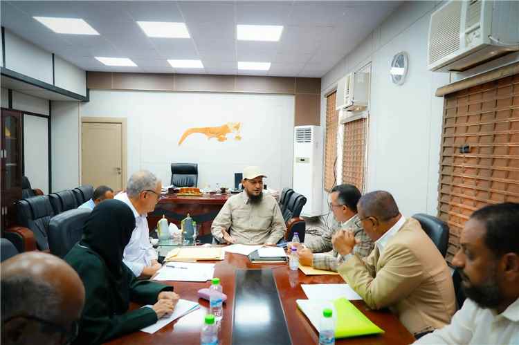 برئاسة المحافظ شيخ..لجنة المناقصات بالعاصمة عدن تقر خمس مناقصات لتأهيل وسفلتة عدد من الطرق والشوارع الحيوية