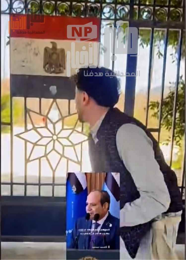 بسبب هذه الصورة..استياء في اليمن بعد ظهور ناشط ح~وثي يرقص أمام مقبرة شهداء الجيش المصري في صنعاء