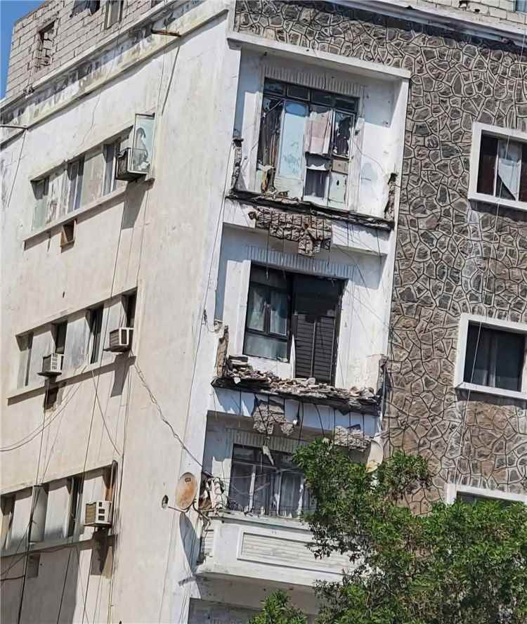 انهيار بلكونتين في عمارة الحياة بالمعلا يثير المخاوف.. ووديد ملطوف يدق ناقوس الخطر بشأن سلامة المباني القديمة