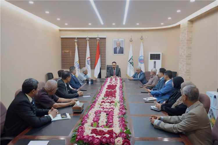 وزير الأشغال يوقّع خمسة عقود لصيانة وإعادة تأهيل طرق حيوية في أربع محافظات