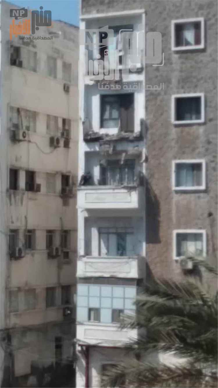 شاهد صورة..سقوط ثلاث بلكونات من عمارة في الشارع الرئيسي بالمعلا