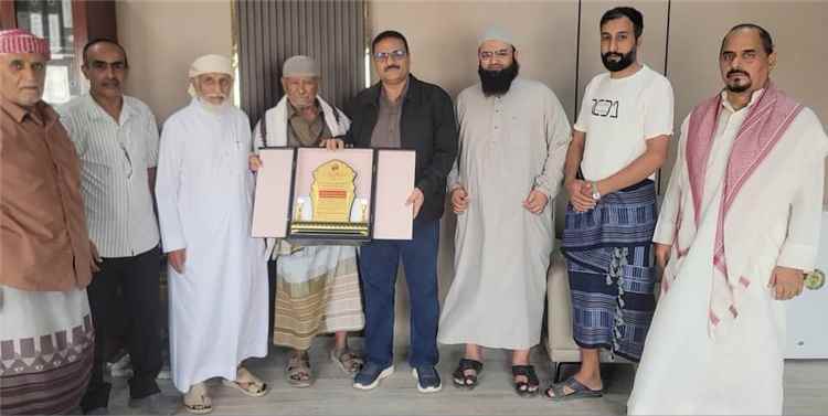 نظير جهوده في إنشاء مدرسة الفقيد قاسم الحوثري...مدير عام البريقة يتسلم درعاً تكريمياً من أهالي حي الشهيد أبو اليمامة بمديرية المنصورة..