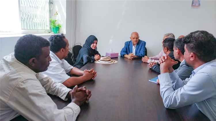 محافظ تعز يزور صندوق النظافة ويوجه باستمرار وتيرة رفع المخلفات بشكل عاجل ومكثف في المدينة
