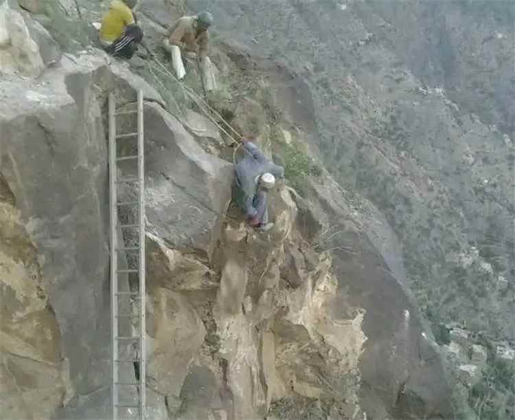 ااحو..ثيبن يفجرون طريق جبلي بين المقاطرة والشمايتين في تعز .