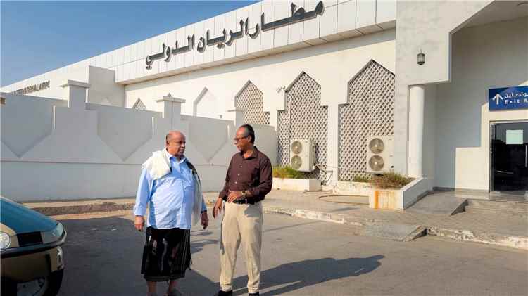 عضو مجلس القيادة محافظ حضرموت يتفقد موقع الاستهداف في مطار الريان الدولي ويدين الاعتداء على الأعيان المدنية