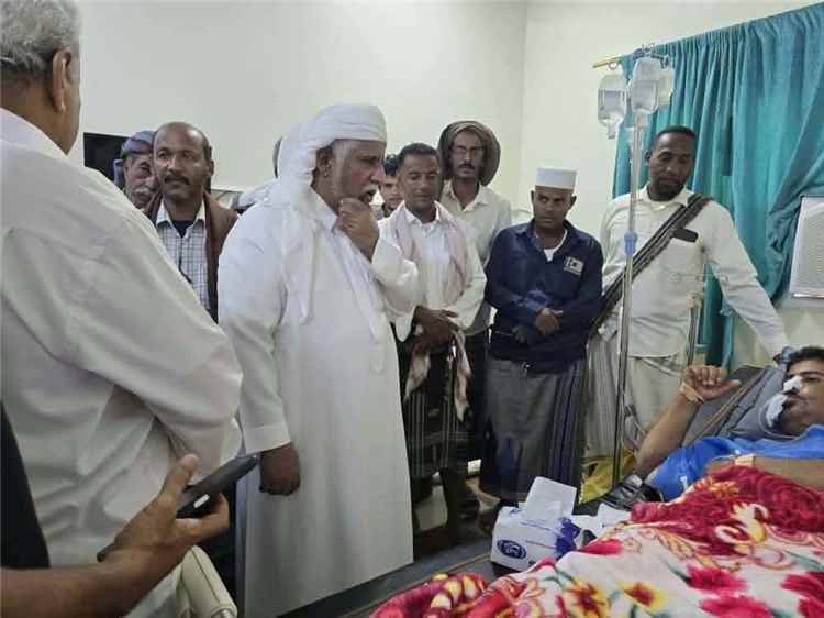 الشيخ محمد عوض البسيري يتفقد جرحى هجوم معسكر العلم في مستشفيات المكلا