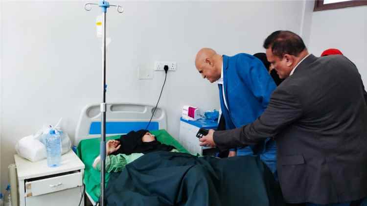 محافظ تعز يتفقد المنزل المستهدف بالقصف الح~وثي في مديرية المظفر ويوجّه بإعادة بنائه وتوفير سكن مؤقت للأسرة المتضررة