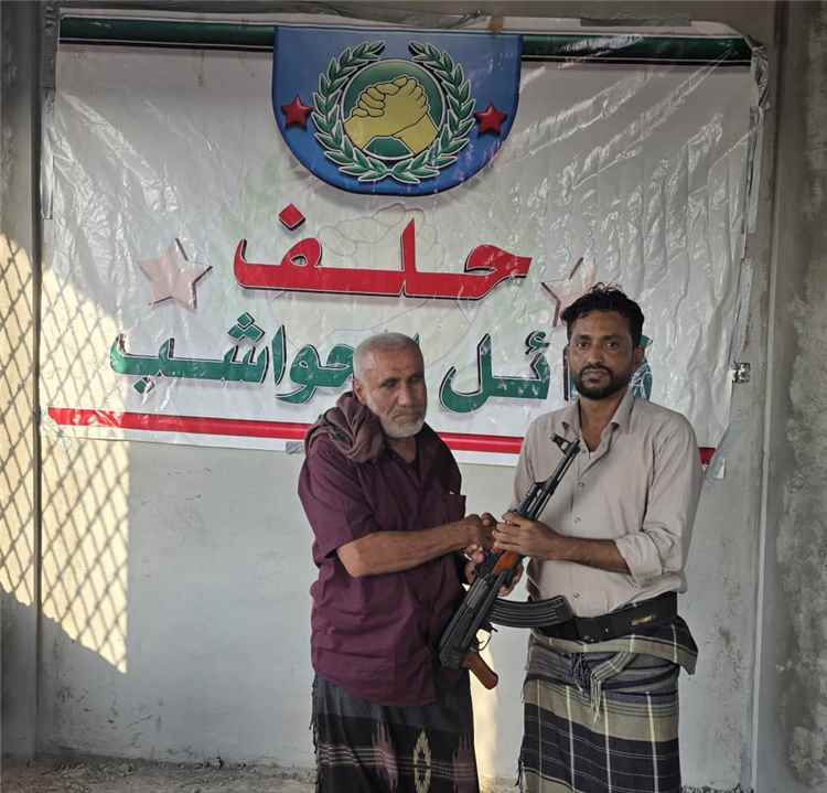 حلف قبائل الحواشب يوزع السلاح ويرفع الجاهزية استجابة لدعوة الرئيس عيدروس بن قاسم الزبيدي